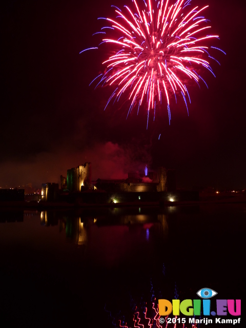 FZ024330 Fireworks over Caerphilly Castle